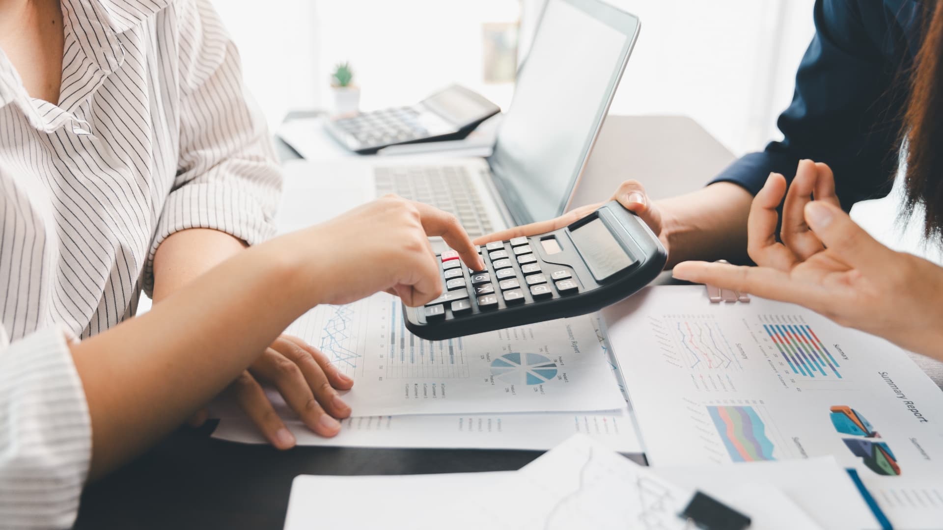 Profesionales evaluando alternativas de financiamiento e inversión